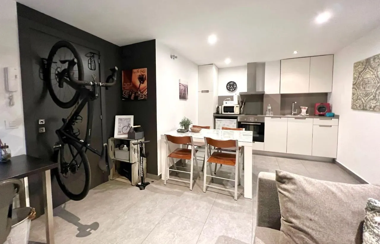 Flateli Montjuic Apartment Girona